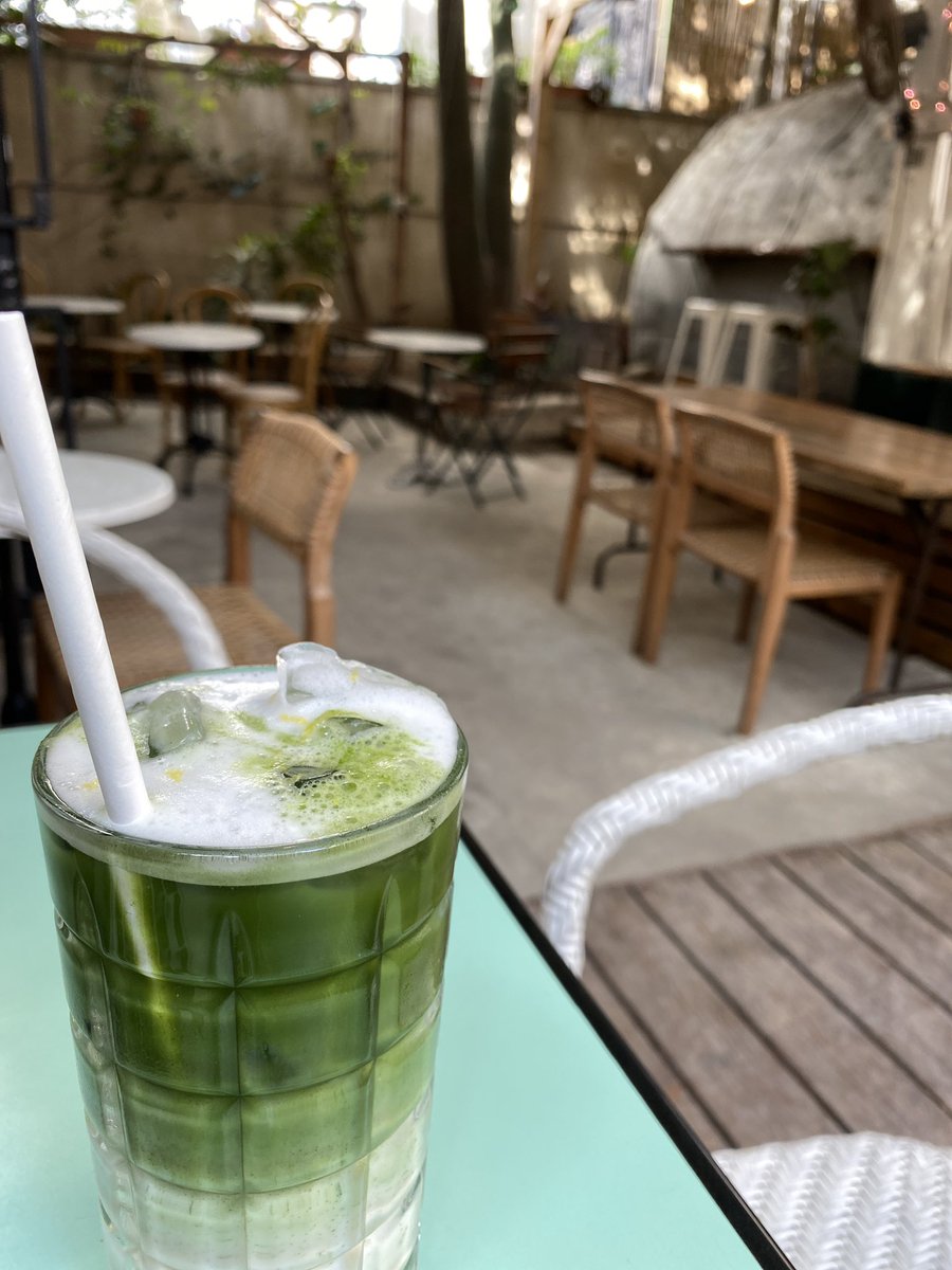 Heute wird in meiner WG eine TV-Serie gedreht! Nach einem Strand-Spaziergang heute Morgen mit einer Freundin, ging ich zum Arbeiten ins Café nebenan, wo ich die erste war. #studierenweltweit #telaviv #israel