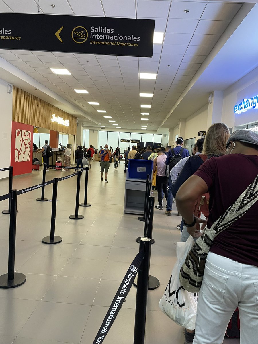 charleschapmanl's tweet photo. La fila de ingreso a vuelos nacionales casi sale del @Aeropuertobaq_ , que vergüenza con los visitantes. 
No puede ser que hoy, ante la lógica salida de turistas, tengan escasos tres filtros de ingresos a las salas. 
Este No puede ser el Aereopuerto de la Puerta de Oro de🇨🇴 https://t.co/d6r1bIwwgK