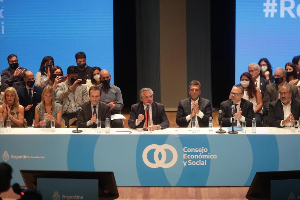 Acompañé al presidente, <a href="/alferdez/">Alberto Fernández</a>  en la presentación de la #AgendaFederalProductiva del Consejo Económico y Social. 
El diálogo y el consenso siempre serán la base de la construcción, una oportunidad de lograr algo distinto y nuevo para el país. 
⬇️