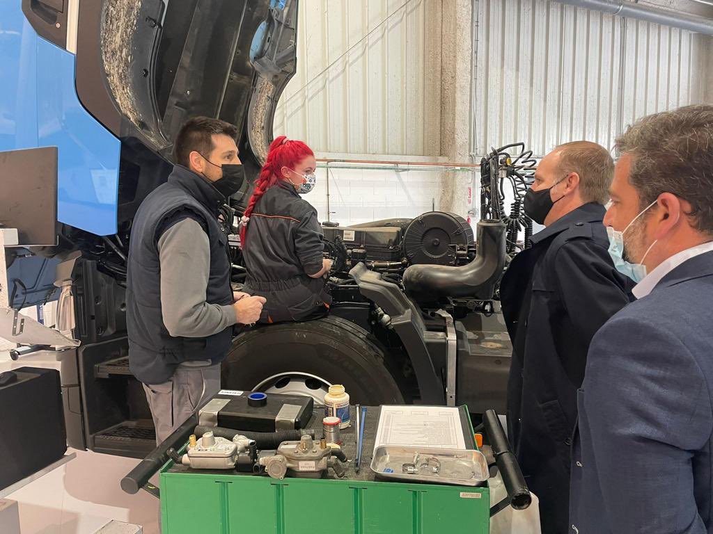 albertcaste's tweet photo. 🔋 🚙 Avui hem visitat @EVARM_eco per conèixer el 1r cotxe a Catalunya que funciona amb hidrogen verd a St Boi!
✔️ Fruit d’un ajut de 200.000€ de la línia de Nuclis d’RD d’@accio_cat
👥 Generarà 30 llocs de treball
🌏 Fruit d’una col·laboració i una ambició internacional https://t.co/mUY4g1GFPR