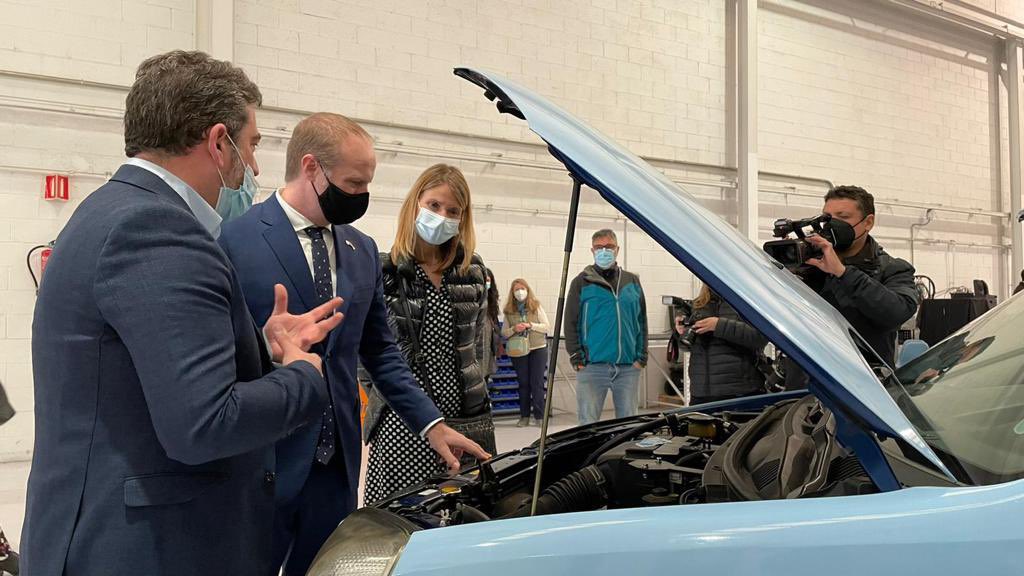 albertcaste's tweet photo. 🔋 🚙 Avui hem visitat @EVARM_eco per conèixer el 1r cotxe a Catalunya que funciona amb hidrogen verd a St Boi!
✔️ Fruit d’un ajut de 200.000€ de la línia de Nuclis d’RD d’@accio_cat
👥 Generarà 30 llocs de treball
🌏 Fruit d’una col·laboració i una ambició internacional https://t.co/mUY4g1GFPR