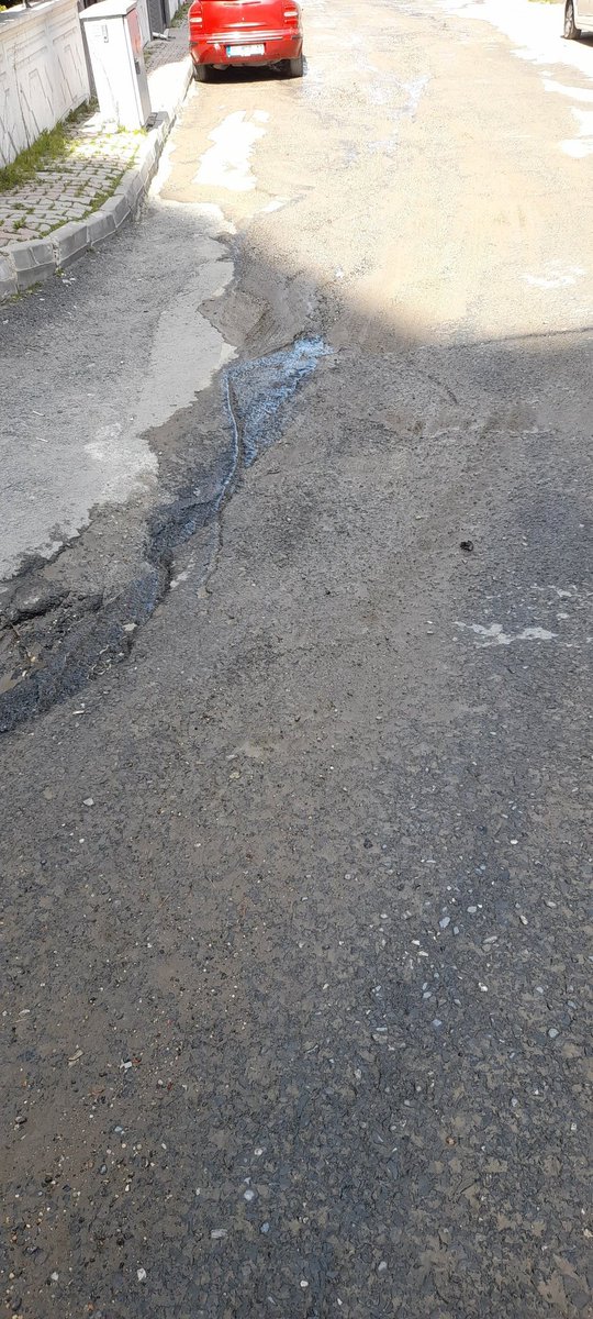 gilivrie's tweet photo. Bi sokakla neden kimse igilenmiyor alt yolumuzu kapadindi acilcakti acilmiyor ustune bu yolu yapmadiginiz gibi ustune yokustan cikamaz olduk kazitilip duzgun yol neden yapilmiyor buraya yol 5 6kat yukseldi circir mah.saray sokak alibeykoy @eyupbelediyesi @istanbulbld @DenizKoken https://t.co/xrlhksSSAi