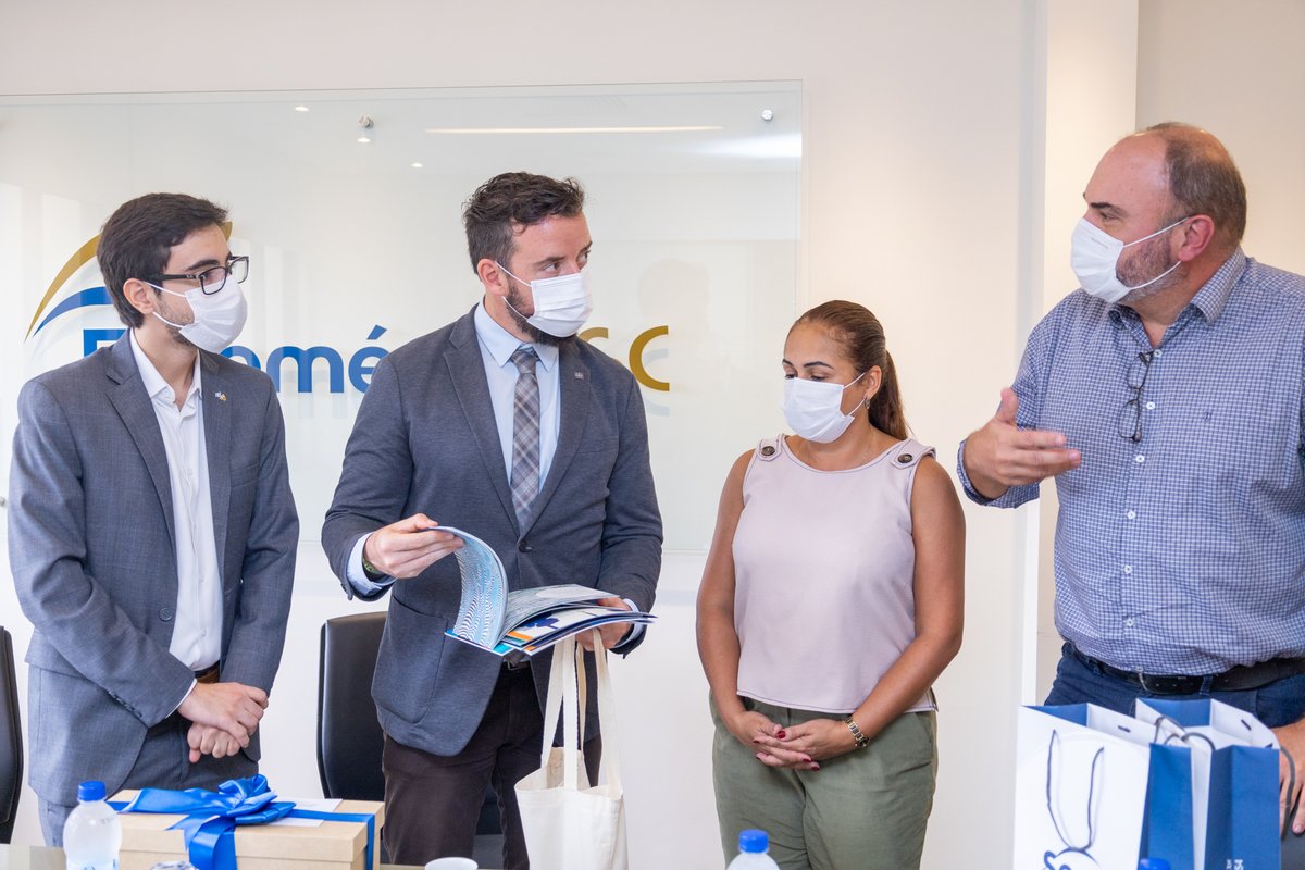 QuebecBrasil's tweet photo. No dia 24 de março, o Diretor do @QuebecBrasil, @JasonNaud, encontrou com o #SESC, o @SenacSC e a @FecomercioSC do estado de Santa Catarina. Possíveis temas de cooperação como #inovação, #cultura, desenvolvimento, #IA, turismo e gastronomia foram discutidos.
#QcSC #SantaCatarina https://t.co/txmShtCzLp