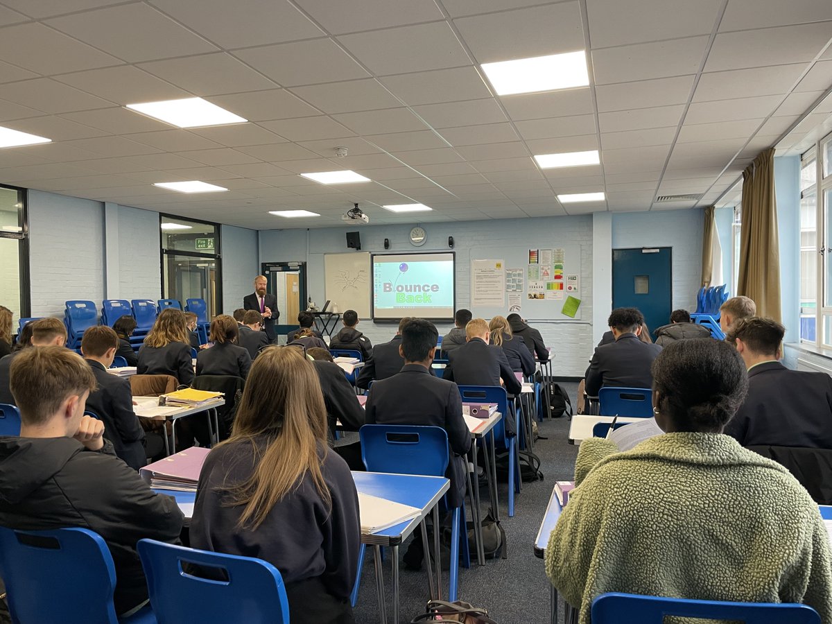 RegentsParkCC's tweet photo. Mr Lucas, Curriculum Leader for English, delivered an English Masterclass this morning to Year 11 students and shared lots of revision ideas & tips. #englishmasterclass #english #revision #GCSE https://t.co/QD9BKFKZHj