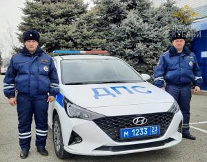 23mvd's tweet photo. В Лабинском районе сотрудники дорожно-патрульной службы помогли мужчине, оказавшемуся в беспомощном состоянии  https://t.co/cCnpVGiCZh https://t.co/s4G7cBvWIH