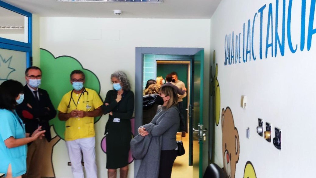 astursalud's tweet photo. 🏥El consejero de salud ha conversado con los profesionales de la planta de #Pediatría del #HVN donde se ha habilitado una sala de lactancia para profesionales y usuarias

📸@pifermu ha destacado el "valor cualitativo" de un espacio que ayuda a las madres con la #lactanciamaterna https://t.co/25Khf7GXPz
