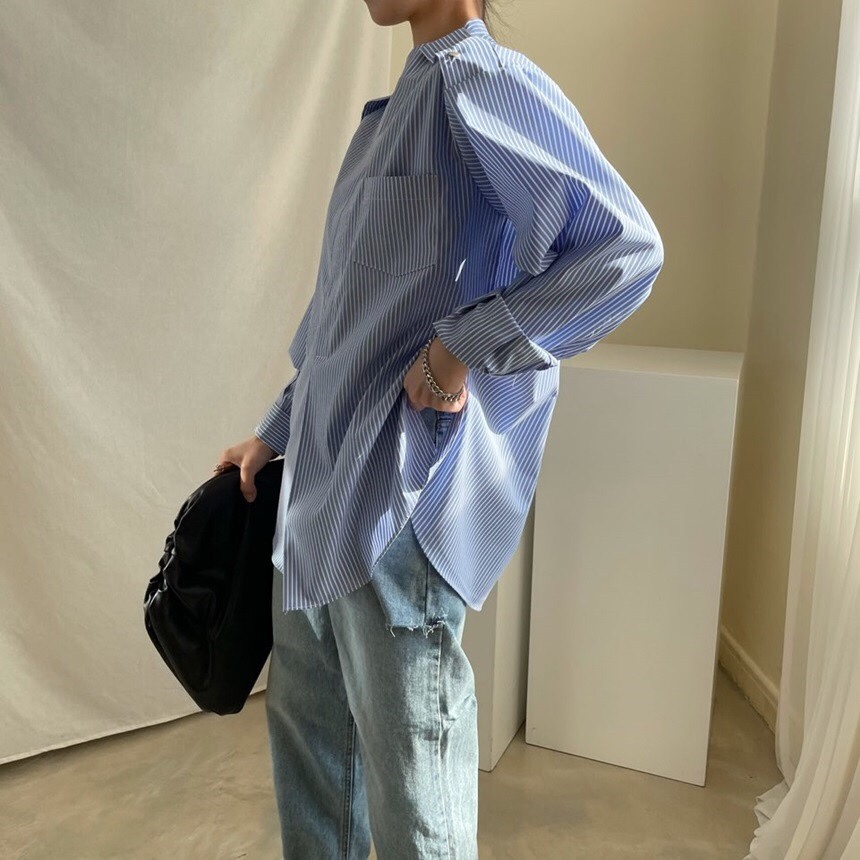 4knotOfficial's tweet photo. ▼ショルダーデザインストライプブラウス
¥2,650-

型が綺麗めなので通勤用にも◎
やわらかい生地感で首元のすっきり感や前裾の開くデザインが可愛らしい❣️

▽詳細　※参考までにご覧ください※
着丈：約71cm
バスト：約104cm
透け感: なし
ポケット有無: 有り
裏地有無: 無し
ポリエステル/コットン https://t.co/l5RBF15V8V