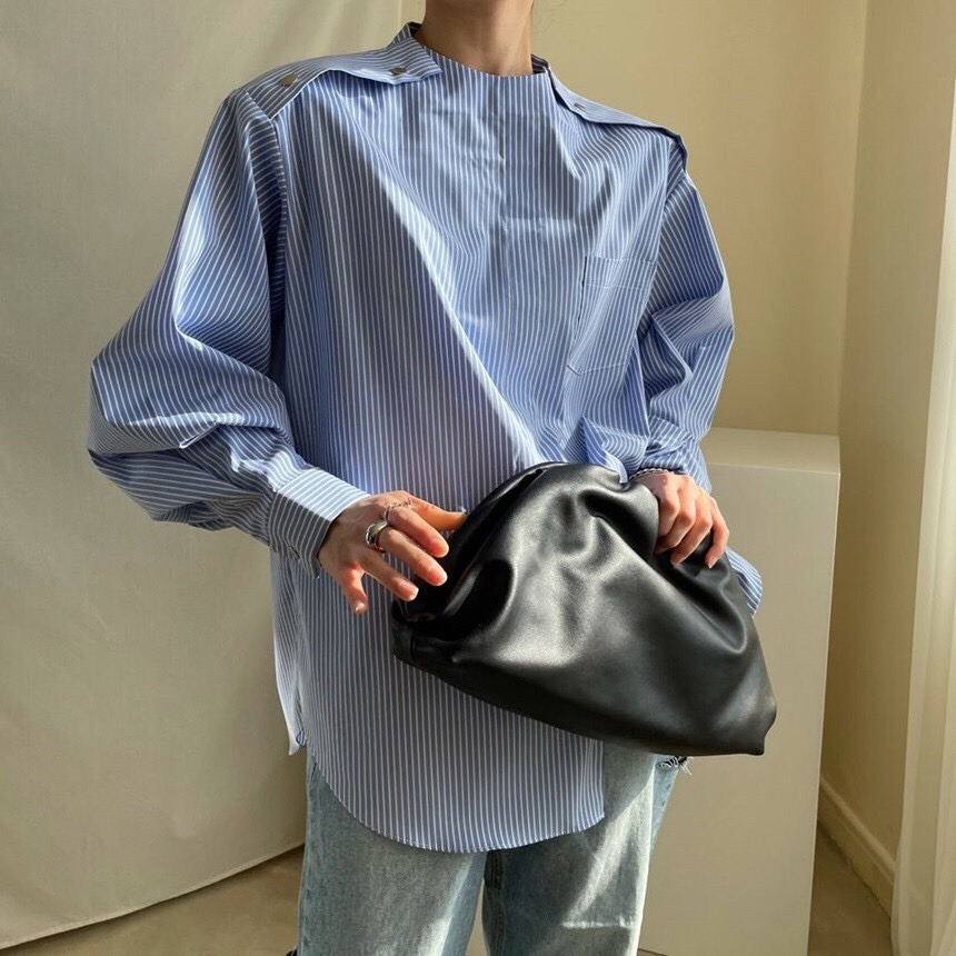 4knotOfficial's tweet photo. ▼ショルダーデザインストライプブラウス
¥2,650-

型が綺麗めなので通勤用にも◎
やわらかい生地感で首元のすっきり感や前裾の開くデザインが可愛らしい❣️

▽詳細　※参考までにご覧ください※
着丈：約71cm
バスト：約104cm
透け感: なし
ポケット有無: 有り
裏地有無: 無し
ポリエステル/コットン https://t.co/l5RBF15V8V