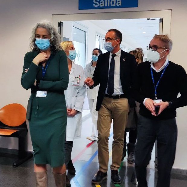 astursalud's tweet photo. 🏥El consejero de salud ha conversado con los profesionales de la planta de #Pediatría del #HVN donde se ha habilitado una sala de lactancia para profesionales y usuarias

📸@pifermu ha destacado el "valor cualitativo" de un espacio que ayuda a las madres con la #lactanciamaterna https://t.co/25Khf7GXPz