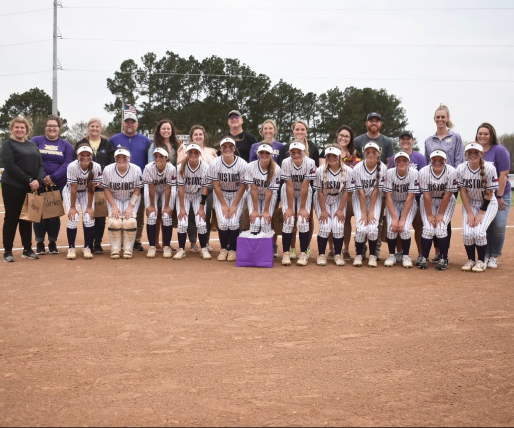 EustaceSoftball's tweet photo. What a special night!!! We celebrated and recognized our fabulous teachers AND claimed the 15-4 win over Rice in 5 innings! Thank you Bulldog teachers - we love you! 🍎✏️📚 @EustaceISD @EustaceHS @BulldogEustace #BNBD #CSWS https://t.co/RGhlmiwfi5