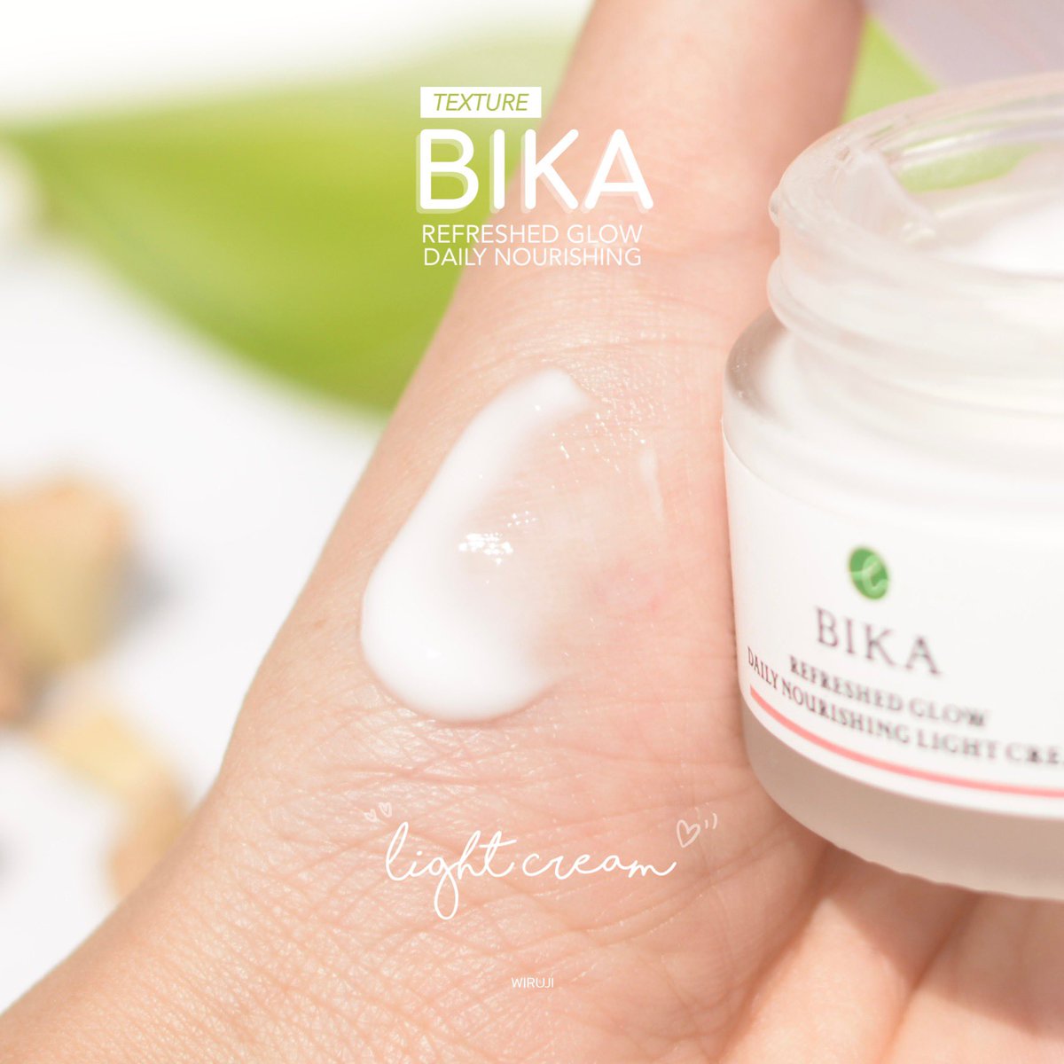 wiruji's tweet photo. ผิวแข็งแรงอิ่มฟูขึ้นมากก หลังได้ใช้ครีมเพื่อเสริมสร้าง Skin Barrier เนื้อบางเบาของ Bika ตัวนี้ เป็น Light Cream สบายผิว ไม่อุดตัน ปลอบประโลมและกักเก็บความชุ่มชื้นให้กับผิวได้ดี เหมาะกับผิวแพ้ง่าย ไม่แข็งแรง ให้ผลลัพธ์ดี รอยต่างๆจ��งลง ผิวฟูอิ่มน้ำ กระชับขึ้นเยอะ #ใช้จริงรีวิวจริง https://t.co/y0Jz5mTyXe