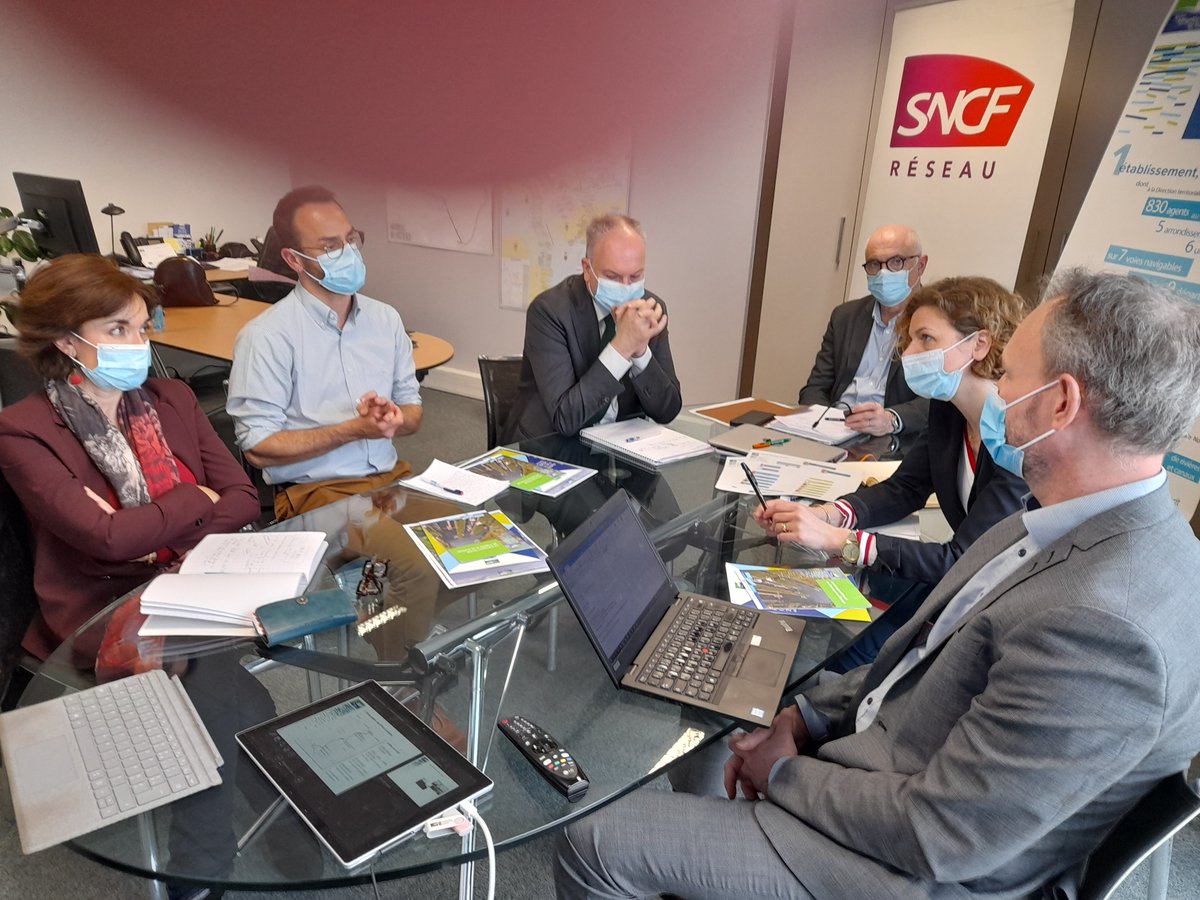laurence_berrut's tweet photo. 🌿@SNCFReseau s’engage pour le développement durable. Grâce à la signature de notre 2ème convention avec @vnf_officiel en @regiongrandest, nous créons une alternative au fret routier &amp; rendons attractive une mobilité décarbonée pour les industriels et nos clients https://t.co/krHiLvG31c