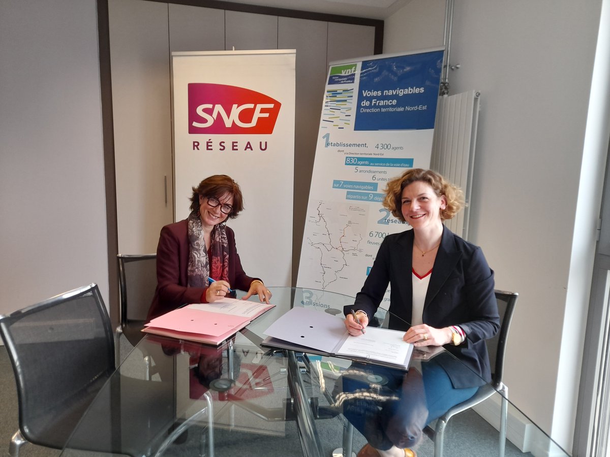 laurence_berrut's tweet photo. 🌿@SNCFReseau s’engage pour le développement durable. Grâce à la signature de notre 2ème convention avec @vnf_officiel en @regiongrandest, nous créons une alternative au fret routier &amp; rendons attractive une mobilité décarbonée pour les industriels et nos clients https://t.co/krHiLvG31c