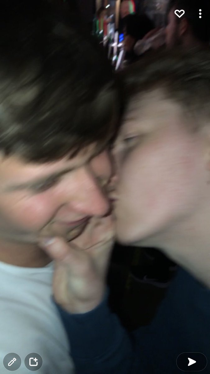 tomvhn tweet picture