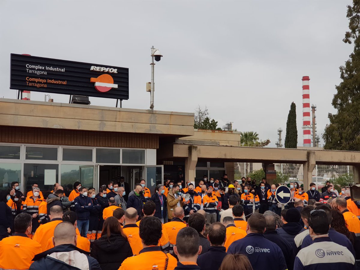 toni_carmona_'s tweet photo. Gran muestra de solidaridad de todas las personas que trabajamos en la Refinería de Tarragona al compañero fallecido en A Coruña.
 
El Comité de Empresa de Repsol Petróleo Tarragona os quiere agradecer vuestra asistencia, esperamos que no se vuelva a repetir. https://t.co/0vWgBywaK1
