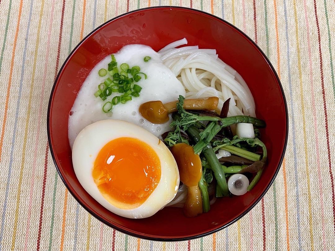 爽麺 山菜とろろそうめん 747品目 春らしく山菜を使いました 朝漬けた卵がとっても美味しくできていたので 生卵 ではなく味付け卵をトッピング 意外にも味付け卵の方が合いました 新発見 森脇製麺 半田そうめん 半田素麺 そうめん 素麺