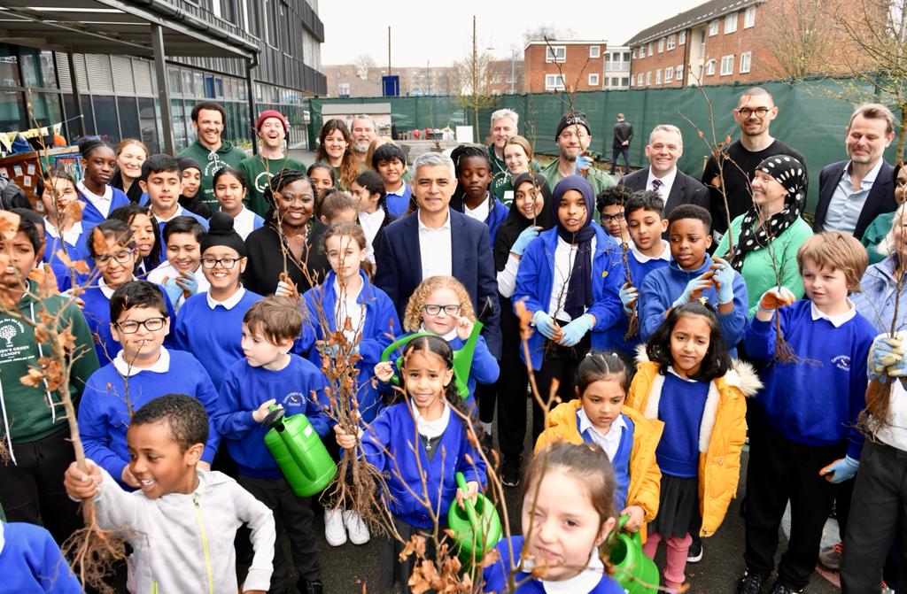 MayorofLondon's tweet photo. I'm delighted that London has been chosen as one of the Queen’s Green Canopy Champion Cities in recognition of our environmental efforts.

I celebrated the good news by joining a tree planting event at @GascoigneSchool earlier today.🌳 https://t.co/IDtwn6fCkc