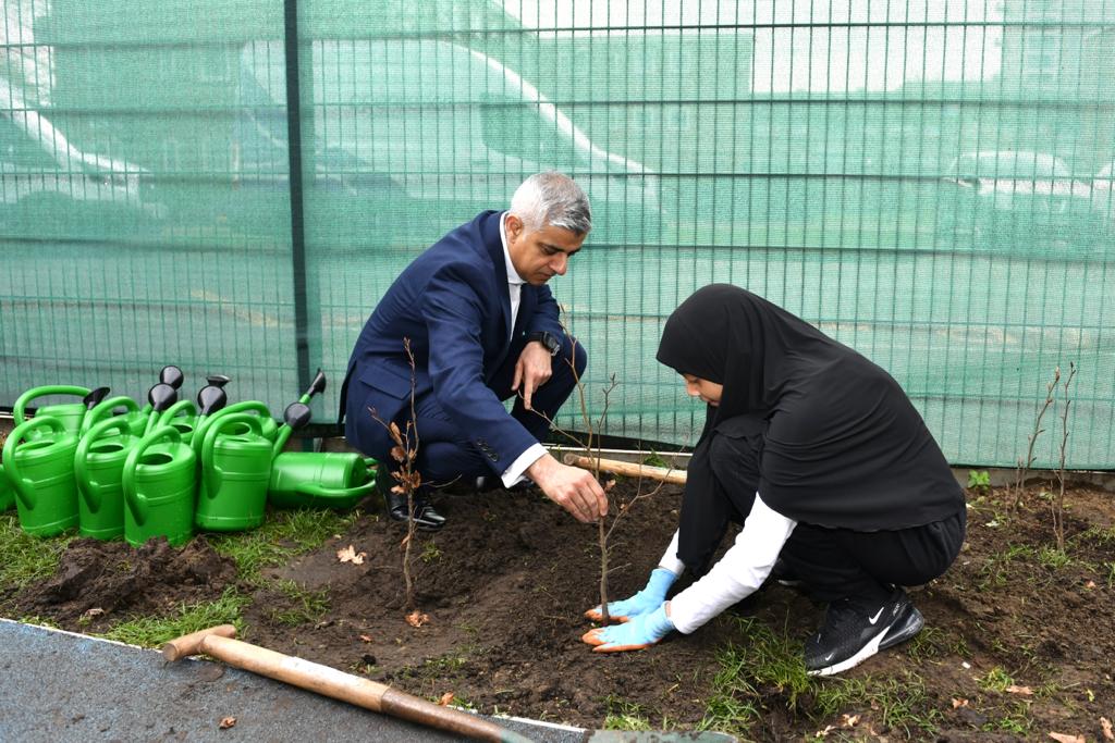 MayorofLondon's tweet photo. I'm delighted that London has been chosen as one of the Queen’s Green Canopy Champion Cities in recognition of our environmental efforts.

I celebrated the good news by joining a tree planting event at @GascoigneSchool earlier today.🌳 https://t.co/IDtwn6fCkc