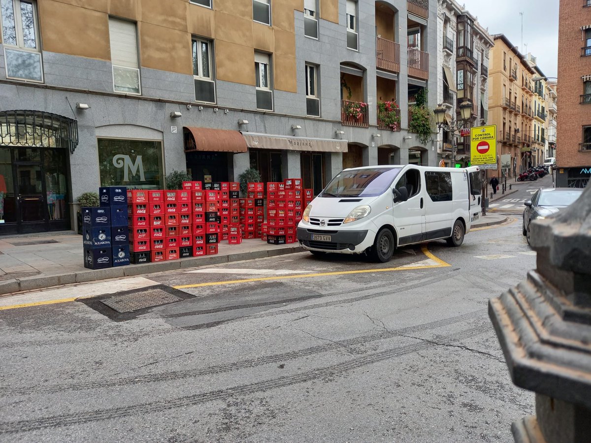 LaNocheenBlanc1's tweet photo. No hay horario de carga y descarga? Y sitios habilitados para ello? Claro así es más cómodo. @PoliciaGr si todos hacemos eso....??? Eso ocurre día tras dia https://t.co/fZ1nLAXcYf
