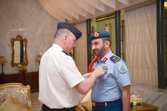 ChaitalyMandal's tweet image. एक अद्भुत पुरस्कार 'लीजन ऑफ ऑनर' के लिए यूएई के वायु सेना और वायु रक्षा उप कमांडर को बधाई।
यह पदक फ्रांस में सर्वोच्च राष्ट्रीय अलंकरणों में से एक है! 👏👏
#UAE #France #DeputyCommander #LegionOfHonour #FrenchPresident