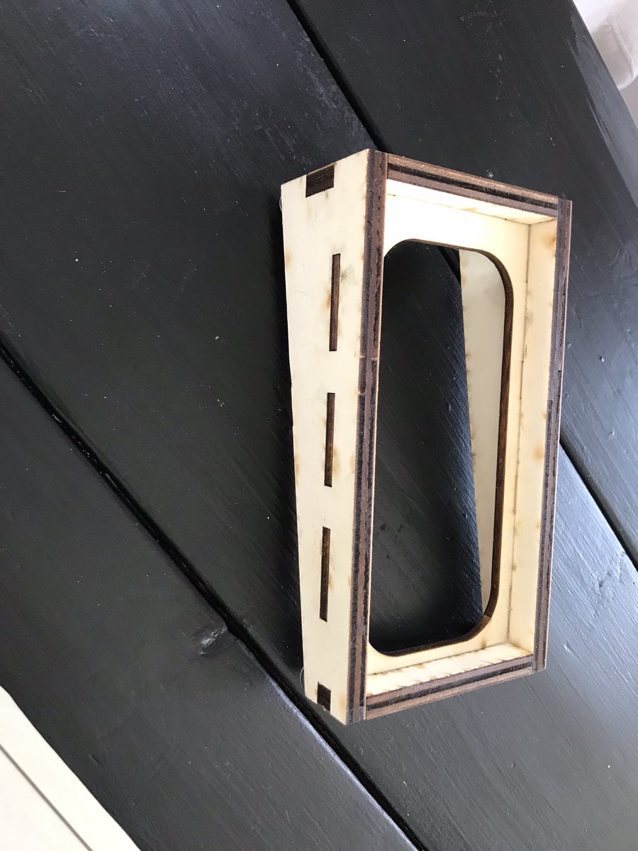 Mijn vader dolgelukkig hij kan het <a href="/bd/">berk d. demir</a> #bd weer lezen. Mijn zoon heeft er nog houder voor gemaakt. #eschenbach