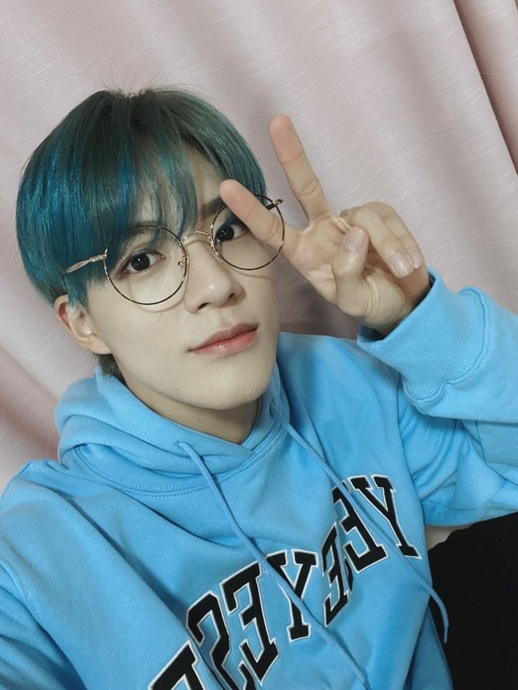 moncherijeno's tweet photo. when his hair matches his jacket 💙💗 https://t.co/SBo28IHLB4