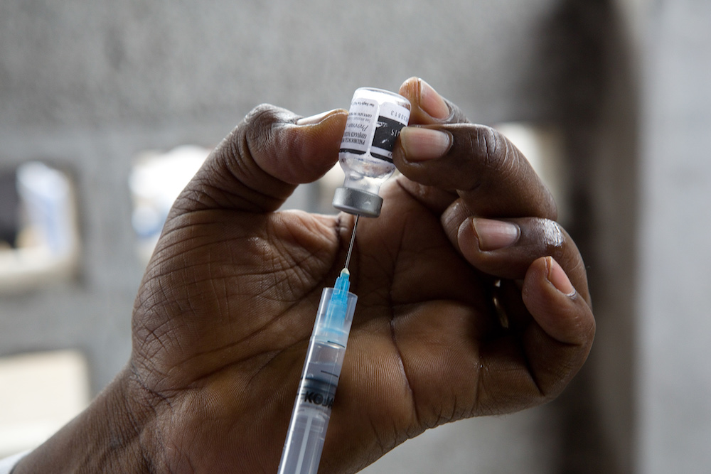 WHOAFRO's tweet photo. Thank you #Germany🇩🇪 for supporting the fight against #COVID19 in #Africa! 🌍

8 countries have received nearly 35 million personal protective equipment (PPE) 😷 &amp; 3 countries received 40 million syringes 💉 https://t.co/E27KSRQmKc