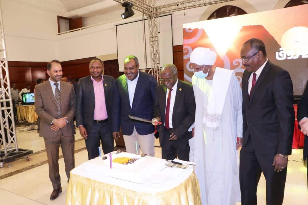 sudan_mix's tweet photo. بالصور 
شاهد حفل تدشين عودة قناة الشروق الفضائية للبث على القمر نايل سات وعرب سات.
وشهدت الإحتفالية إطفاء الشموع على شرف مرور إحدي عشر عاما على إنشأ القناة بحضور الإعلاميين وأهل الصحافة وجمع كبير من نجوم السياسة والفن والدراما والمسرح بالإضافة للكتاب والشعراء والمثقفين https://t.co/PE3FpRzgRF
