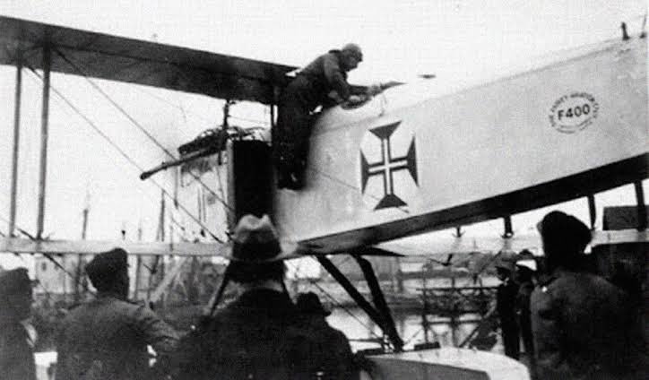 Em 30 de março de 1922, aviadores portugueses Gago Coutinho e Sacadura Cabral iniciam a primeira travessia aérea do Atlântico Sul no contexto das comemorações do Primeiro Centenário da Independência do Brasil.