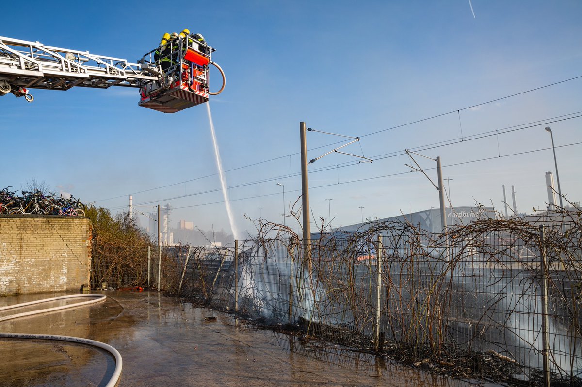 WaldeckFoto's tweet photo. Gestern war ich mal wieder unterwegs gewesen. 📸 Die @FeuerwehrHH hatte einen herausfordernden Brand zu bewältigen. 🔥 Es brannte ein Bahndamm auf 500m. Der Zugang war schwierig und das Feuer griff teilweise auf die angrenzenden Lagerhöfe über. https://t.co/DVXMxxF2Ql