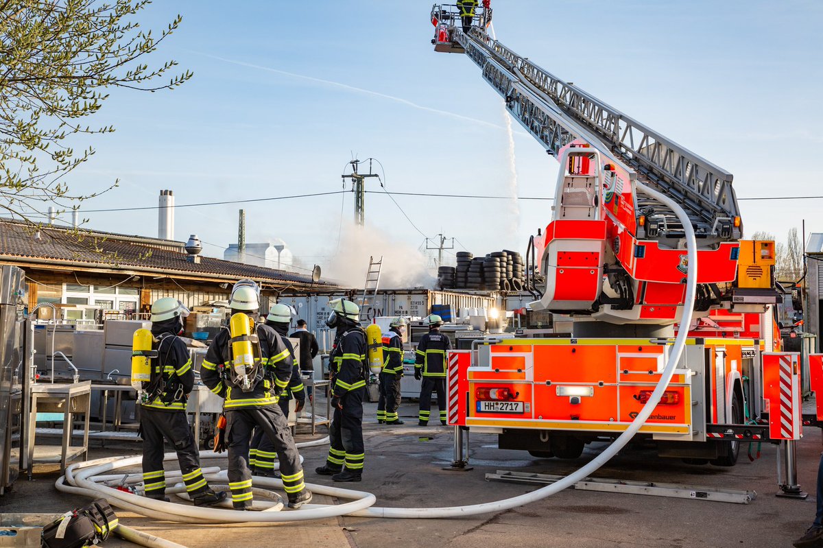 WaldeckFoto's tweet photo. Gestern war ich mal wieder unterwegs gewesen. 📸 Die @FeuerwehrHH hatte einen herausfordernden Brand zu bewältigen. 🔥 Es brannte ein Bahndamm auf 500m. Der Zugang war schwierig und das Feuer griff teilweise auf die angrenzenden Lagerhöfe über. https://t.co/DVXMxxF2Ql