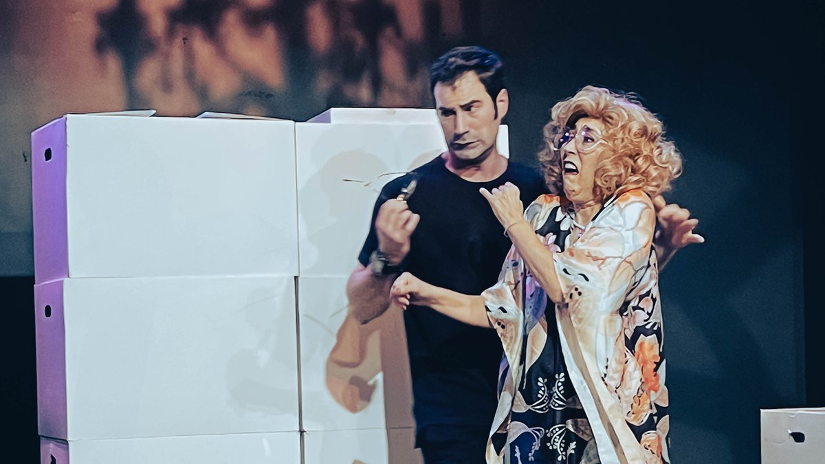 🔴🎭PISAZO!🎭🔴

👉La divertida #comedia de <a href="/Es_Montgomery/">Montgomery</a> está todos los FINES DE SEMANA en el #Lara.

🎟️🎟️Entradas en teatrolara.com.
#teatro #lara #teatrolara #comedy #comedia