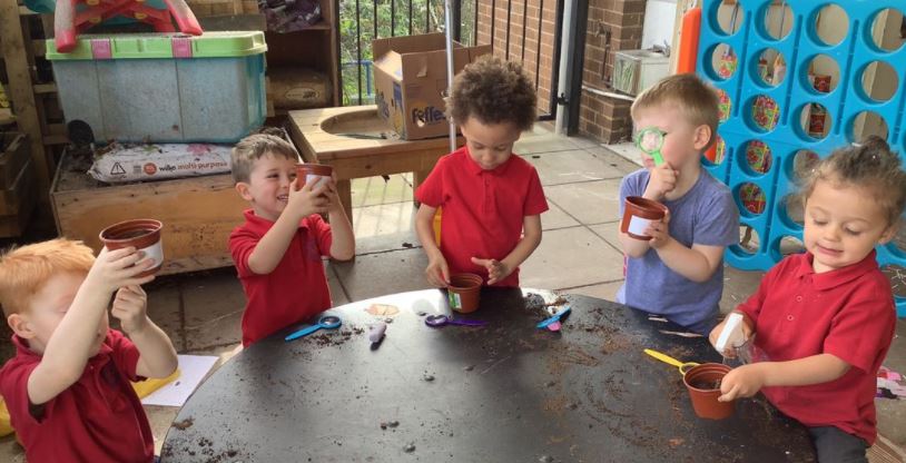 YbeMeithrin's tweet photo. Fe blannom ni hedyn pys mewn bag, roedd cyffro pan eginodd yr hadau ac edrychom yn ofalus ar y gwreiddiau a'r coesynnau cyn eu plannu mewn pridd.

We put a pea seed in a bag, when the seed germinated we looked carefully at the roots and stems before planting them in the soil. https://t.co/Qkp7xeXzsl