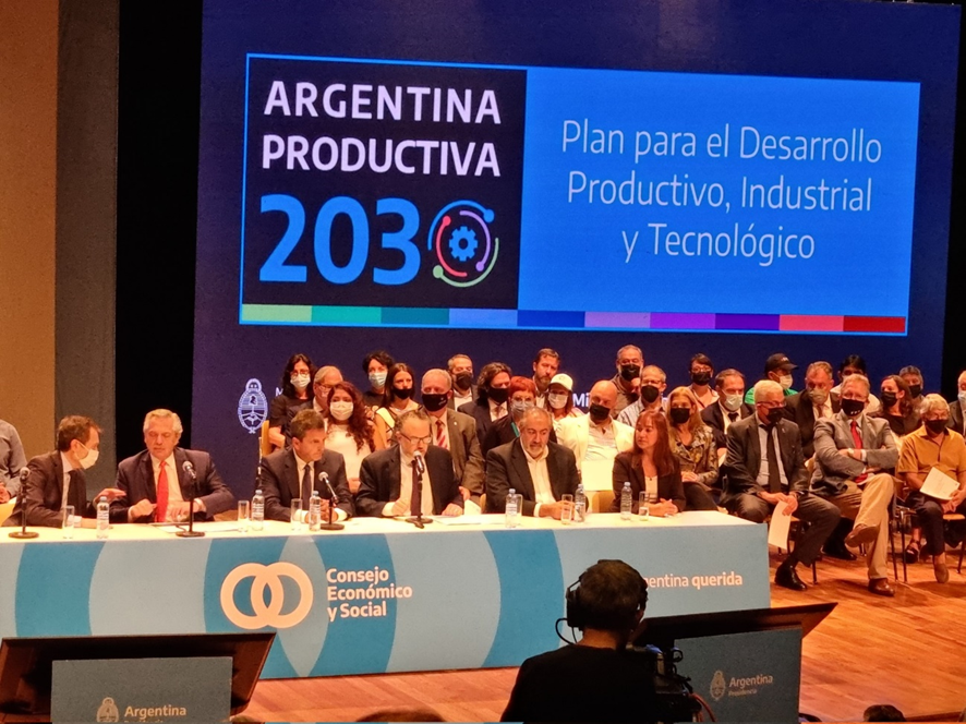 Ayer el ministro <a href="/KulfasM/">Matías Kulfas</a> presentó el Plan Argentina Productiva 2030, que tendré el gran desafío de coordinar.

Es un plan que procura reducir la pobreza en 9 millones de personas para 2030 y crear 2 millones de empleos registrados en el sector privado.

Abro hilo