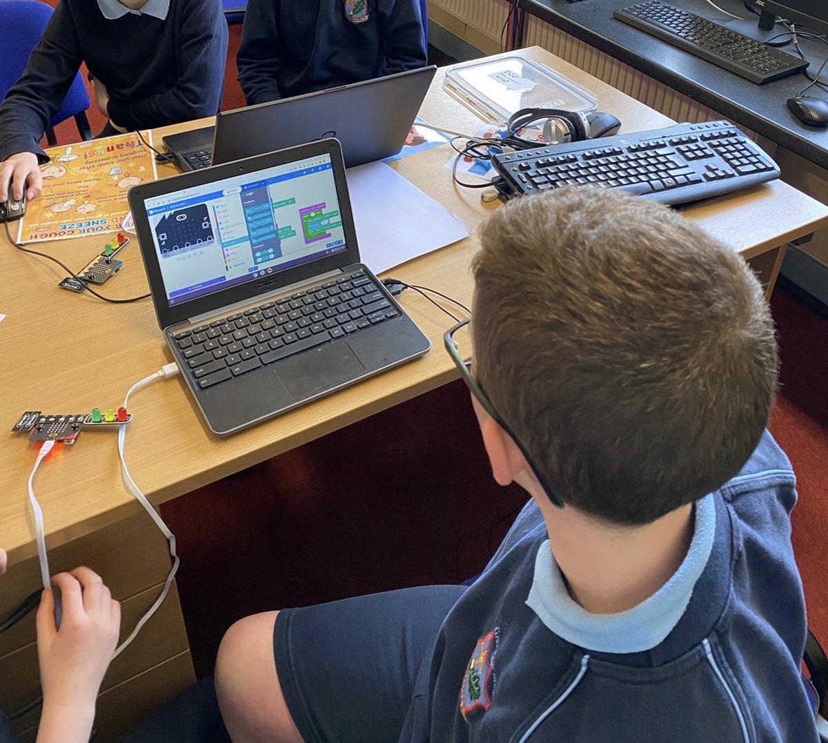 We had a very enjoyable morning using our kitronik Stop:bits and micro:bits in ⁦<a href="/gaelscoildurlas/">gaelscoildurlas</a>⁩. Thanks to muinteoir Marie Ryan Hogan #STEM #SEFstem #SEFdigital #PDST_TechinEd ⁦<a href="/PDSTie/">PDST</a>⁩ ⁦<a href="/LeanneEdu/">Leanne Lynch</a>⁩ ⁦<a href="/cbsthurles/">CBS Thurles - An Edmund Rice School</a>⁩