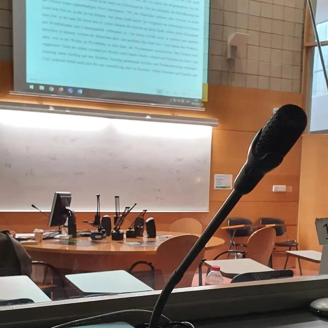 TraduccioUAB's tweet photo. 😎 El postureig a cabina és un dels clàssics del nostre alumnat, i segur que el professorat d'interpretació n'ha presenciat molt! 😂 https://t.co/9r94fkq2qK