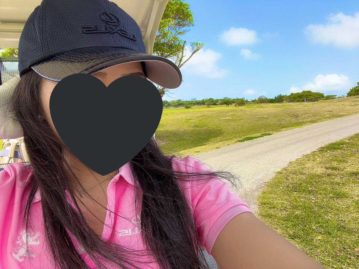 mbt1127's tweet photo. 全然スコアだめだめなのに人生3回目のラウンドにして沖縄ゴルフ🏌️‍♀️⛳️🤍
女2人で2日連続回ったけど前後優しいおじ様ばかりでゆっくり楽しくできたあ🌺✨
見た目から入るタイプだからLEXUSのゴルフウェアかパーリーしか着てない。なのに下手くそというギャップ🤭💭 https://t.co/gxZdiCosBa