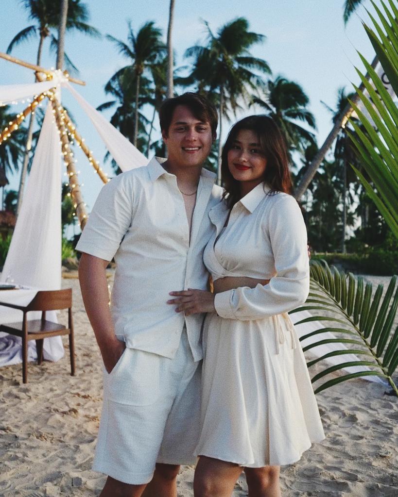kowalerts's tweet photo. LOOK: Enrique Gil celebrating his birthday with his family and girlfriend Liza Soberano in Palawan #LizQuen ❤️🎂 https://t.co/CQllmUqaJw