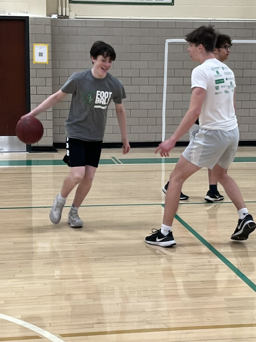 Post lifting 2v2 🏀 tourney always brings smiles to their faces. Great way to reward their hard work and dedication. <a href="/natedeanes_4/">Nate Deanes</a> <a href="/njspolnik/">Njspolnik_16</a> with the W!
#AllHeart💚🤍
