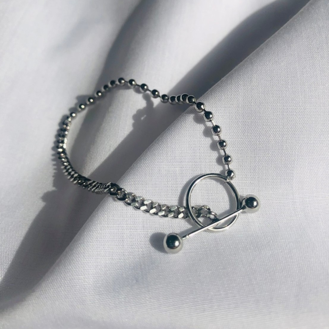 4knotOfficial's tweet photo. ▼スモールチェーンブレスレット
¥890-

合わせる洋服を選ばない、細めデザインのシンプルなブレスレッドです。

 サイズは約15cmでチェーンが途中に切り替わっているデザイン◎

柔らかくしなやかな素材なので腕にフィットします。 https://t.co/ZwJT9FFJxw