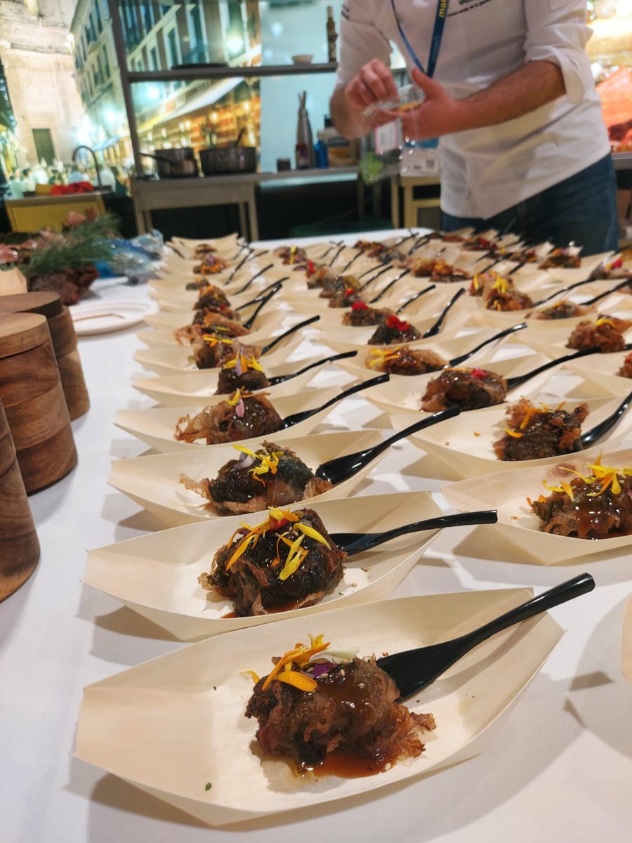 SaboreaVLL's tweet photo. Hoy los asistentes a #MadridFusión2022 pueden catar 'Marbacoa', el pincho de Jon Melgosa (@LaTetaylaLuna) ganador del Pincho de Cobre del Concurso Provincial 2021
#TapasVLL #TapasVLL2022 https://t.co/tY57Wem27M