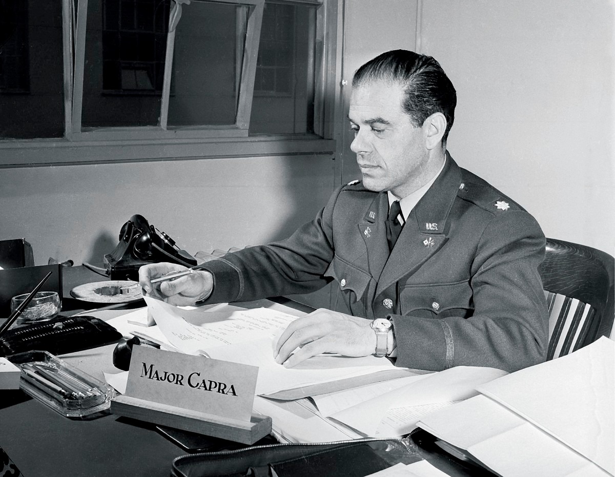 USArmyCMH's tweet image. WEDNESDAY WISDOM - THE ARMY AND THE OSCARS - MAJOR FRANK CAPRA - #WWII
"I’ll make you the best damned documentary films ever made.” - Major Frank Capra
Academy award-winning director Frank R. Capra joined the Army on 12 December 1941, he was commissioned in the Signal Corps.