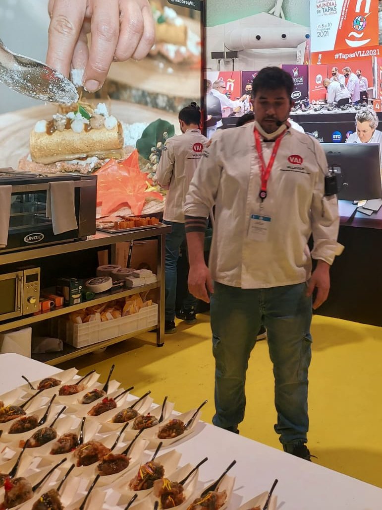 SaboreaVLL's tweet photo. Hoy los asistentes a #MadridFusión2022 pueden catar 'Marbacoa', el pincho de Jon Melgosa (@LaTetaylaLuna) ganador del Pincho de Cobre del Concurso Provincial 2021
#TapasVLL #TapasVLL2022 https://t.co/tY57Wem27M
