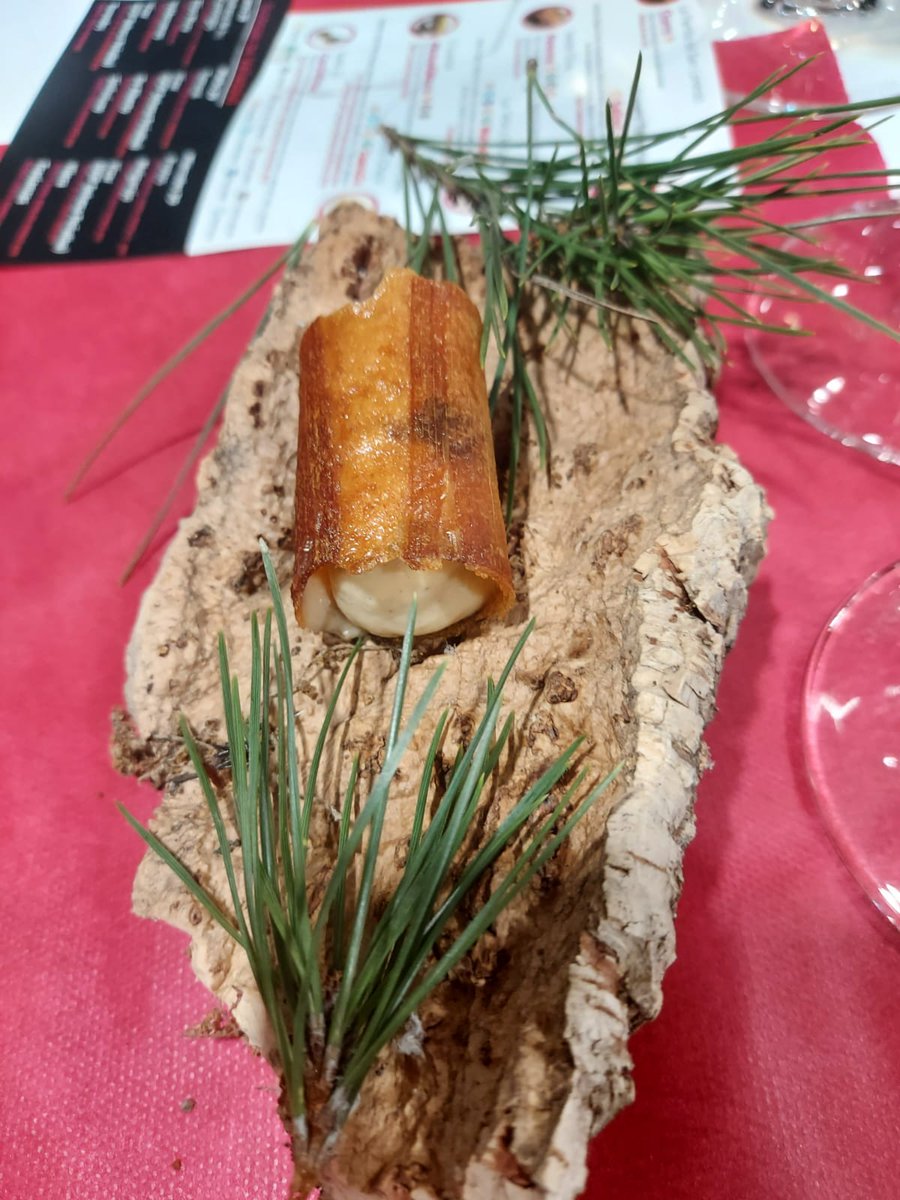 SaboreaVLL's tweet photo. 'Perenne', la propuesta de Juan Carlos Jimenez (Verde Oliva) que se alzó con el Pincho de Bronce del Concurso Provincial 2021 también nos acompaña hoy en #MadridFusión2022
#TapasVLL #TapasVLL2022 https://t.co/s9kWTo2WPu