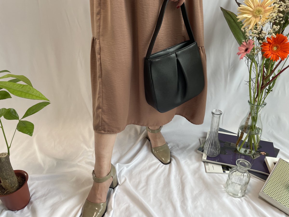 4knotOfficial's tweet photo. ▼フェイクレザーミニハンドバッグ
¥2,990-

シンプルで小ぶりなフェイクレザーのハンドバックです。

定番形の黒色なのでひとつ持っておけばコーディネートの幅が広がりそう◎

中は嬉しいファスナーのポケットがついていて、小さくても優秀です☺ https://t.co/qP83uxCvRV