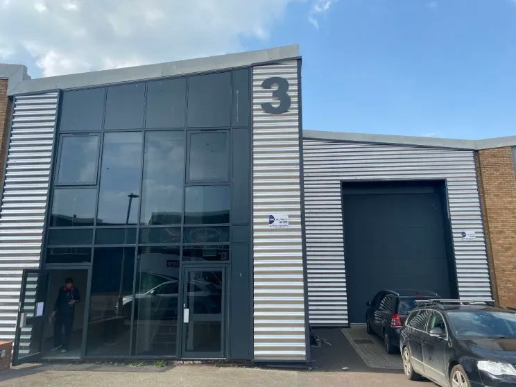 PunchlineGlos's tweet photo. Warehouse in #Gloucester coordinates #Ukraine effort: https://t.co/imIPIMAH2w

@GlosCC @polishglos @PLHeritageDay @CllrJaro @PolishEmbassyUK @UCC_UK @AlastairChambe5 @ASHCo_Property @wmblogistics #glosbiz https://t.co/aJnRE1NNzw