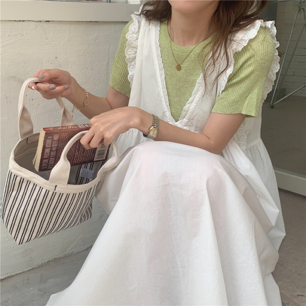 4knotOfficial's tweet photo. ▼フリルショルダーノースリーブワンピース
¥3,280‐

ざっくりあいたVネックのワンピースで、フリルやフレア感が可愛らしい印象◎

やわらかくふわりとした生地です☺

163㎝のスタッフ着用で丈感はひざ下15～20㎝程です。

太めのパンツや、薄めの色味のジーンズ等を合わせて着ても可愛いです☺ https://t.co/Z4oxJnBowh