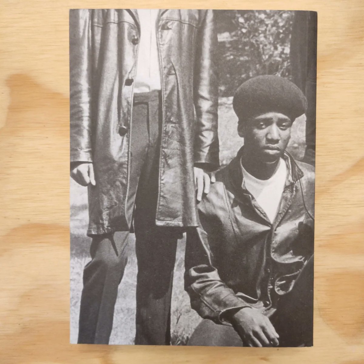 Librosdelreves's tweet image. Sucios, grasientos, rebeldes. Una revolución greaser ✊
Rising up angry.

Esta es una historia insólita y desconocida, una unión (casi) imposible entre la bandera confederada y el black power 
@La_Felguera

#greaser
#panterasnegras
#blackpanter 
#younglords
#risingupangry