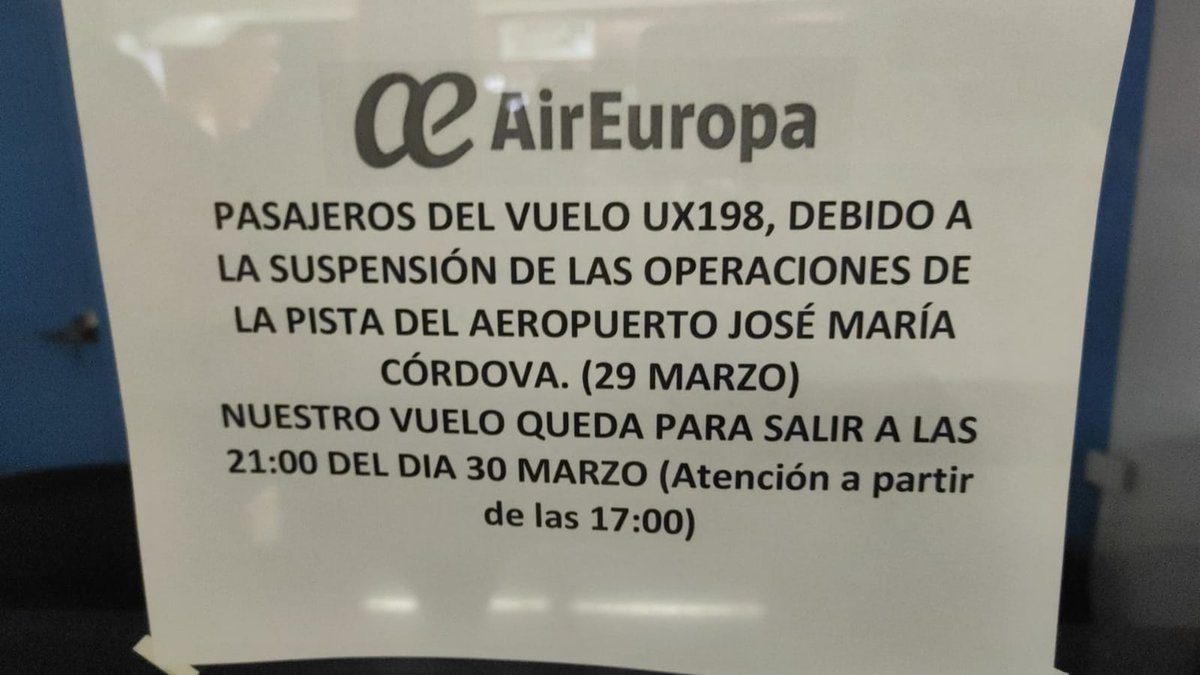 SophiaSharing's tweet photo. Y como hacemos?  Nada de  hotel? Donde hay que dormir? En la calle?  Porque es colombia no hay atención a la gente ? 🤷  pero pagar 1200e por un vuelo esto si se puede? !! https://t.co/QHfjNYStBv