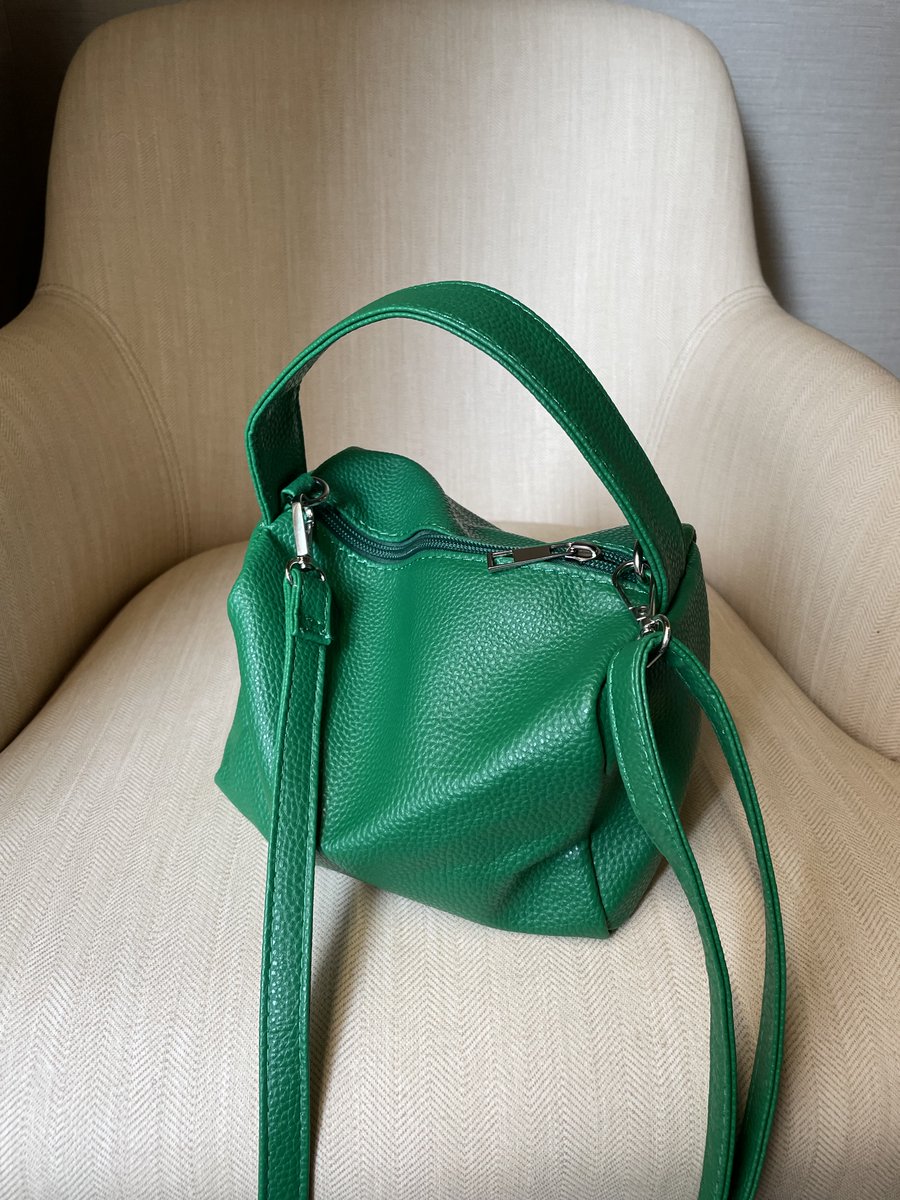 4knotOfficial's tweet photo. ▼スモールスクエア2wayバッグ
¥3,480‐

スクエア型のぽてっと感の可愛らしい小さめのデザインバッグです☺

鮮やかめのグリーンとファッションになじむブラックの2色展開です。

小さくても収納力は抜群です◎ https://t.co/PbYQRtM4Cj